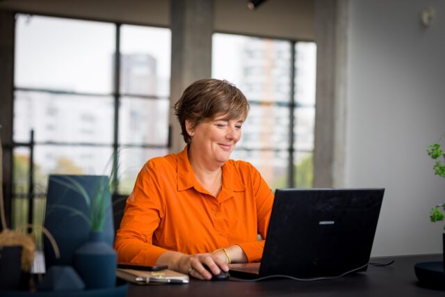 Vrouw kijkt op laptop