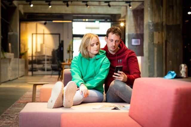 Jong stel kijkt op telefoon