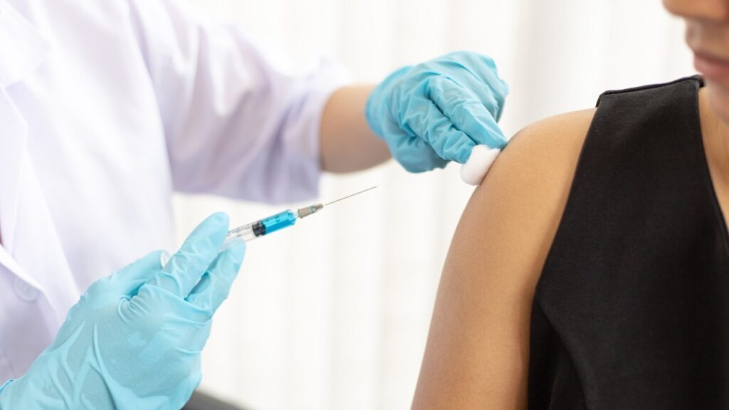 Vrouw krijgt een vaccinatie