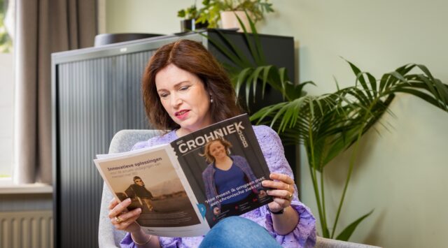 Een vrouw leest Crohniek