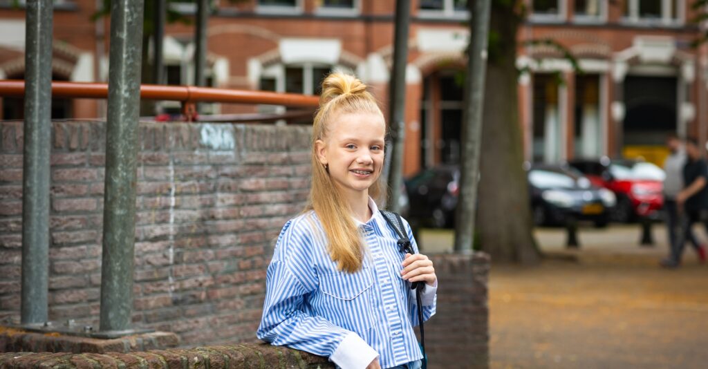 Jong meisje met tas over haar schouder
