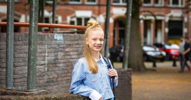 Jong meisje met tas over haar schouder