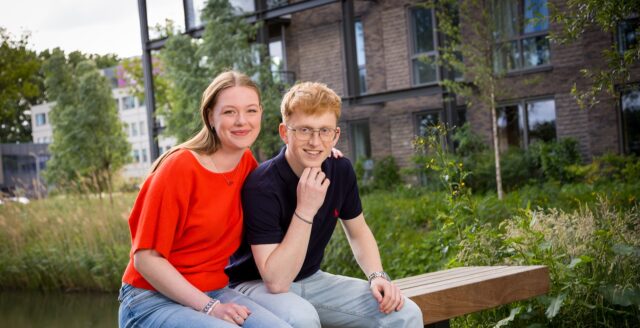 Jong stel zit op bankje