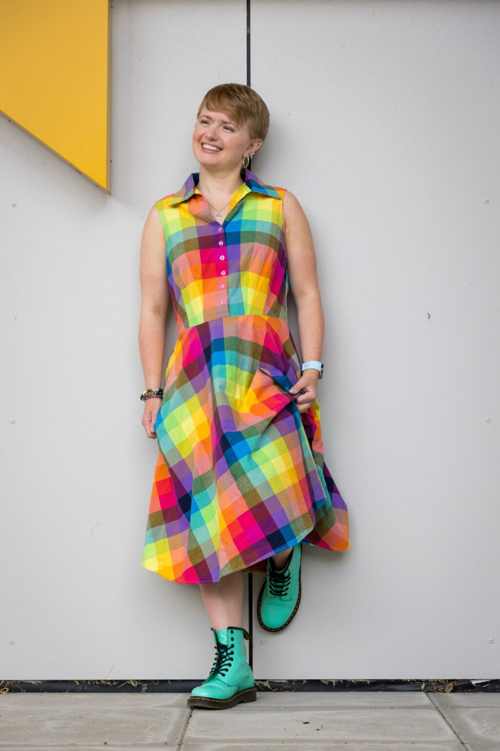 jonge vrouw in geruite jurk