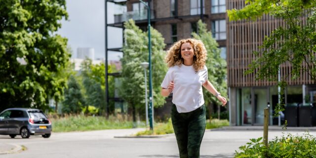 Hardlopende jonge vrouw