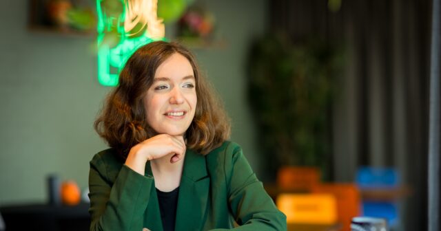 Jonge vrouw kijkt in de verte