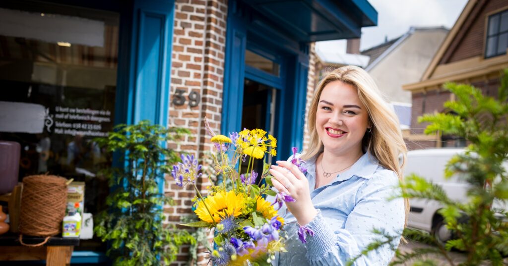 Jonge vrouw met bloemen