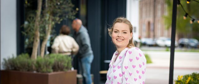 Jonge vrouw met hartjes blouse