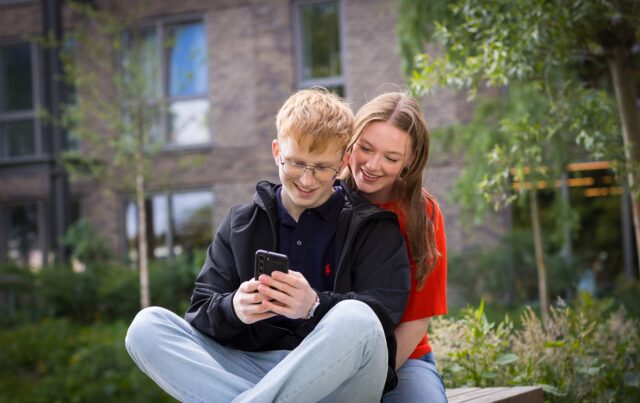 jongeren kijken op telefoon