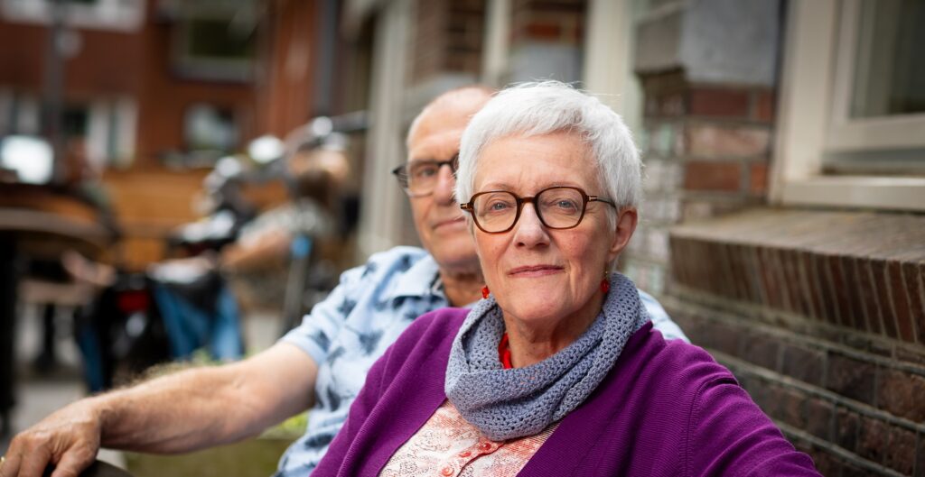Ouder echtpaar op bankje