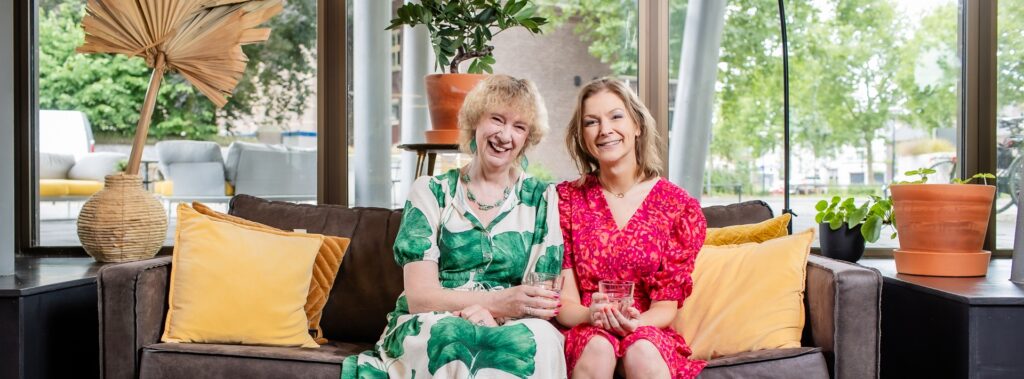 Twee vrouwen op bank