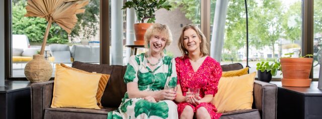 Twee vrouwen op bank